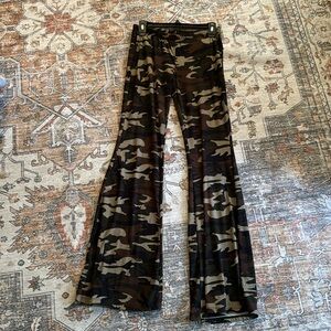 Women’s legging type camo pants.